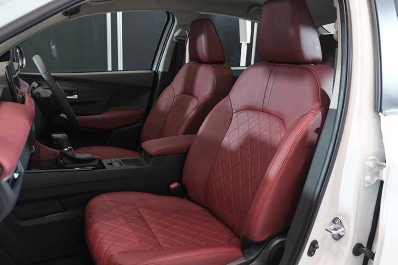 Khoang nội thất Toyota Vios 2023 tiếp tục khiến khách hàng phải “wow” với khách phối 2 tone màu đỏ-đen thời trang.