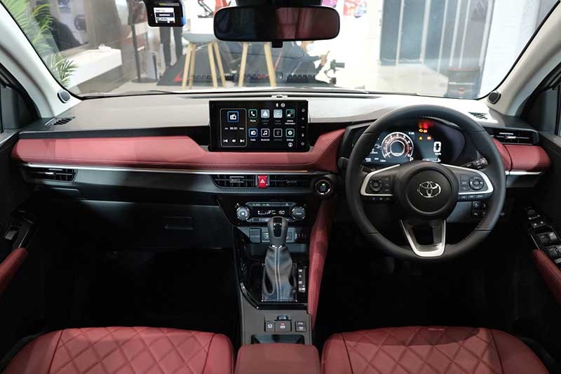  Vios 2023 sử dụng vô lăng 3 chấu bọc da, tích hợp nhiều nút bấm tiện lợi.